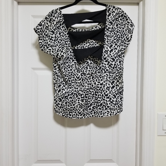 Lola's Collection Animal Print Top size Medium - Picture 6 of 9